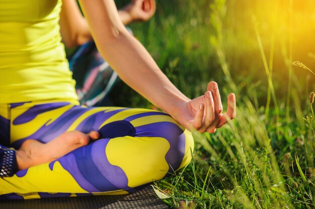 Mädchen, die morgens Yoga draußen im Wald aufwerfen