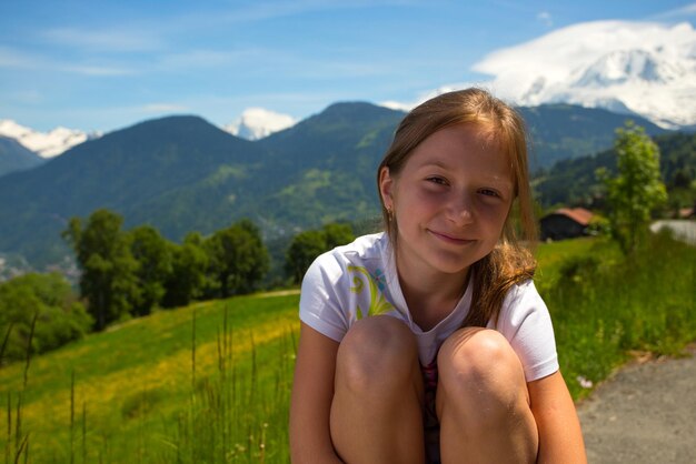 Mädchen draußen und Berge Hintergrund