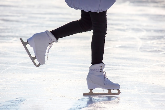 Mädchen Eislaufen auf Eisbahn.