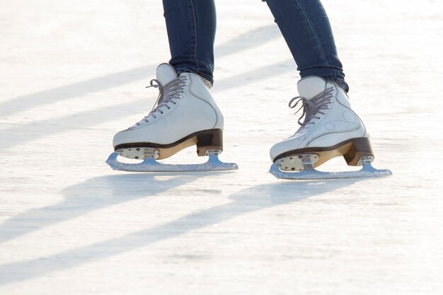 Mädchen Eislaufen auf Eisbahn