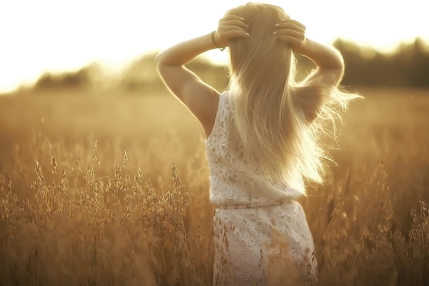 Mädchen Erwachsene auf einem Haferfeld sexy / glückliches Mädchen auf einem Sommerfeld, blond mit langen Haaren