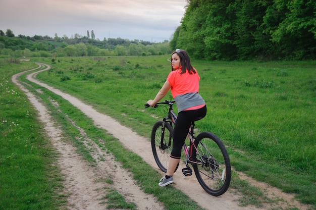 Mädchen Fahrrad fahren