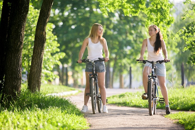 Mädchen fahrrad fahren