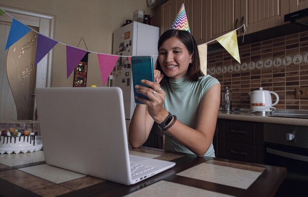 Mädchen feiert Geburtstag online in Quarantänezeit