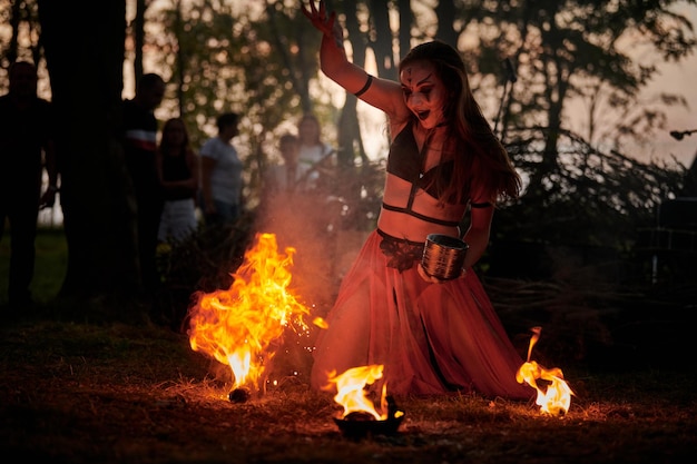 Mädchen-Feuertanzvorstellung beim Kunstfestival im Freien, sanfte Bewegungen einer Künstlerin