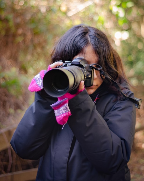 Mädchen fotografieren mit dslr-Kamerareflex im Naturschutzgebiet Argentinien