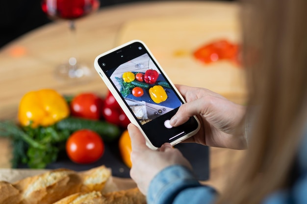 Mädchen fotografiert Essen am Telefon