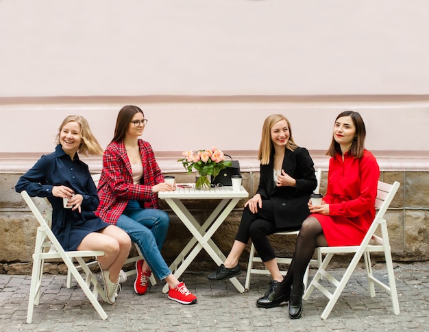 Foto mädchen freiberufler, die auf der straße arbeiten