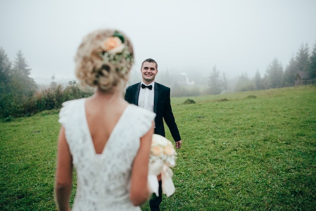 Foto mädchen freunde wald szene im freien