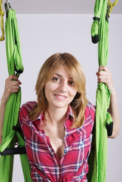 Foto mädchen führt übungen mit einer hängematte für yoga durch