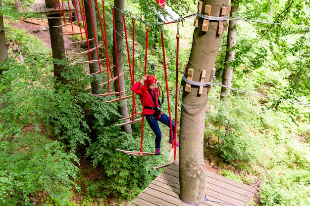 Mädchen gesehen vom oben genannten Klettern im Hochseilgarten