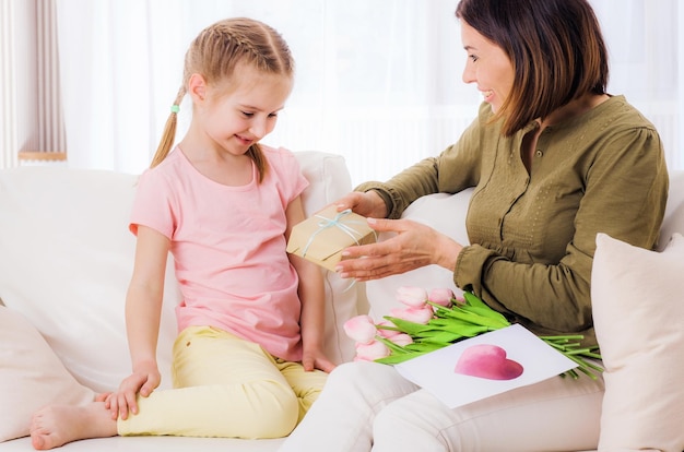 Mädchen gibt Muttergeschenke für Muttertag