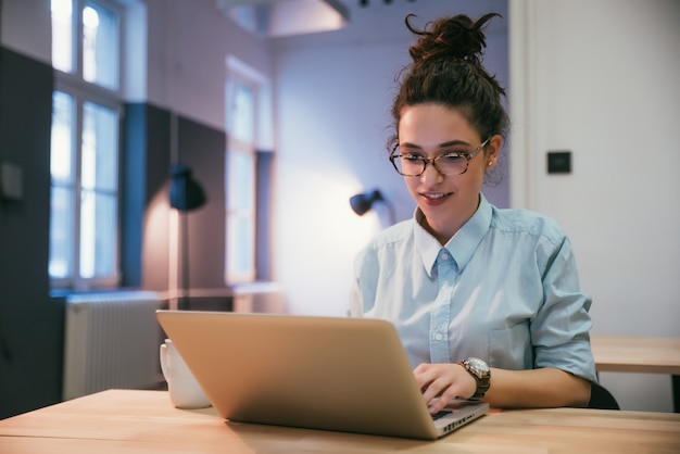 Foto mädchen-grasen, computer-konzept suchend