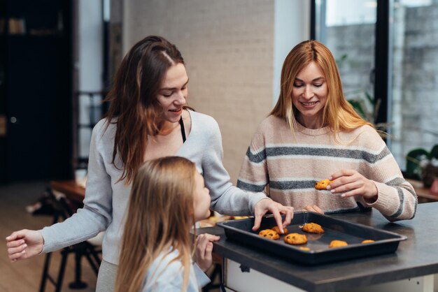 Mädchen haben Kekse gebacken und probieren