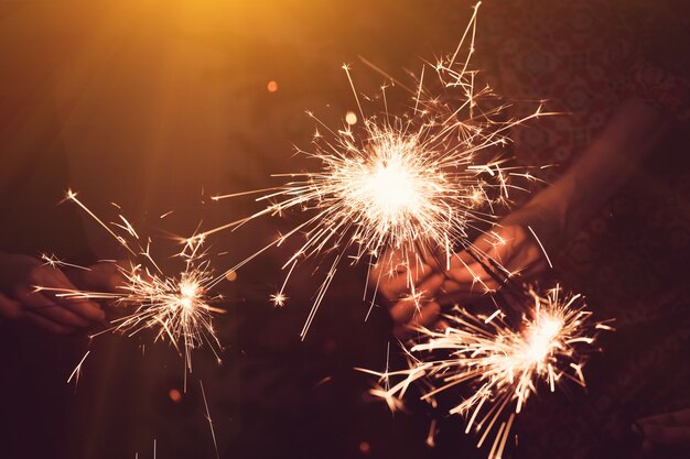 Mädchen hält bengalische Lichter - frohe Weihnachten und frohe Feiertage