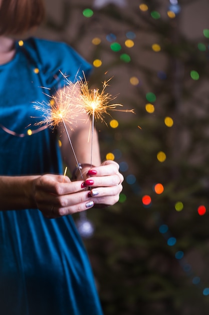 Mädchen hält bengalische Lichter frohe Weihnachten und frohe Feiertage