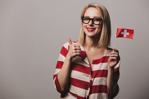 Mädchen hält die Schweiz Flagge