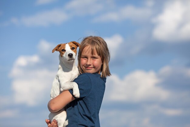 Mädchen hält Jack Russell Terrier in ihren Armen