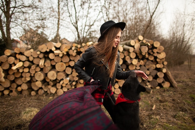 Mädchen hat Spaß mit ihrem Hund