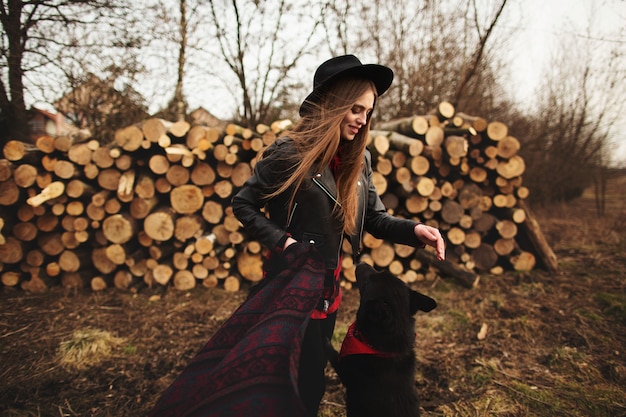 Mädchen hat Spaß mit ihrem Hund