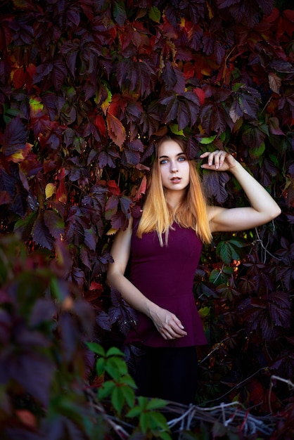 Mädchen Herbstkleid rote Blätter