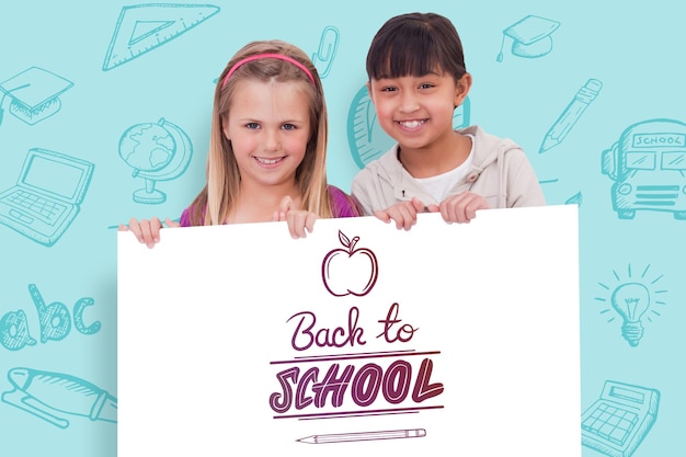 Mädchen hinter einer leeren Tafel gegen den Schulanfang