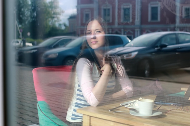 Mädchen hinter Glas im Café