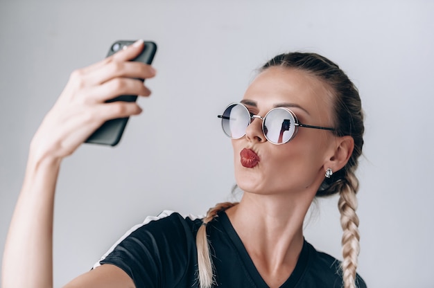 Mädchen Hippie macht Selfie