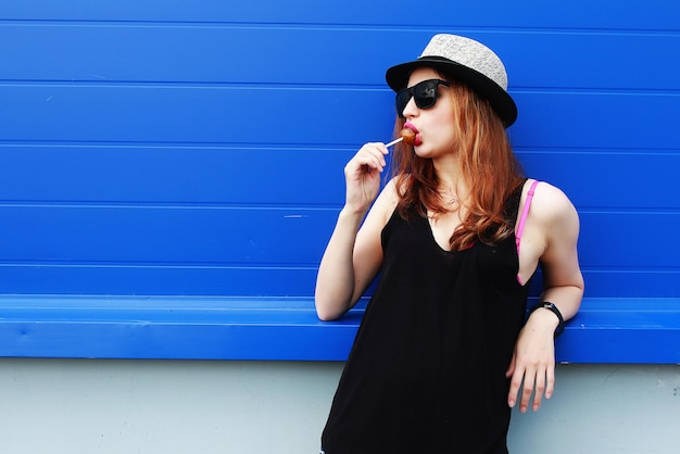 Mädchen-Hipster in einem leichten Hut und einer Sonnenbrille an einem Sommertag