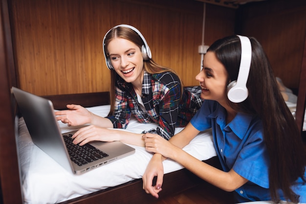 Mädchen hören Musik im Bett.