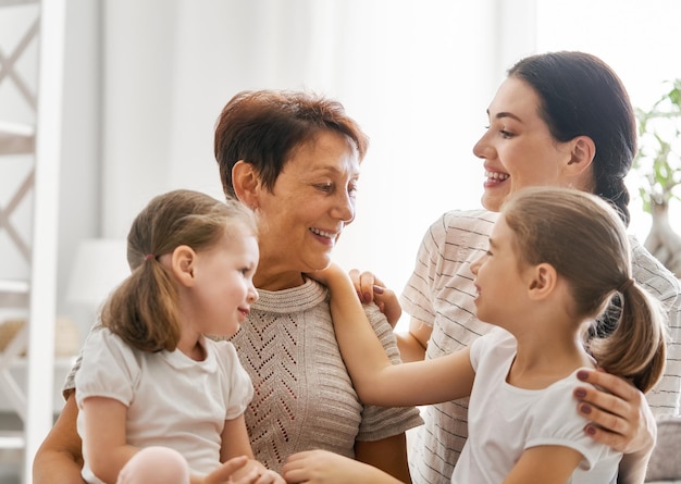 Mädchen ihre Mutter und Großmutter