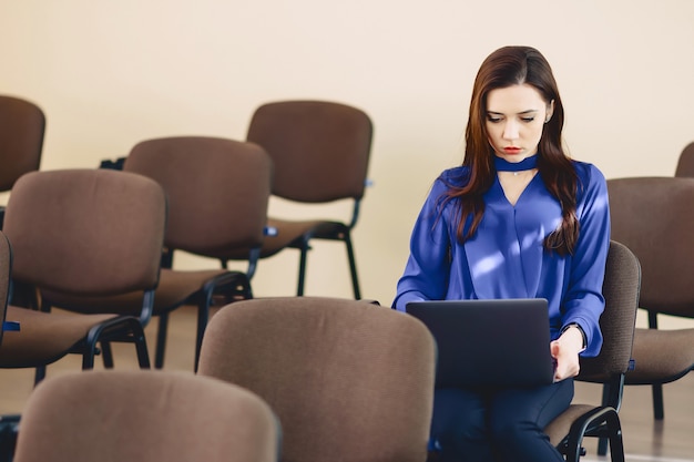 Mädchen im Auditorium arbeitet mit Laptop