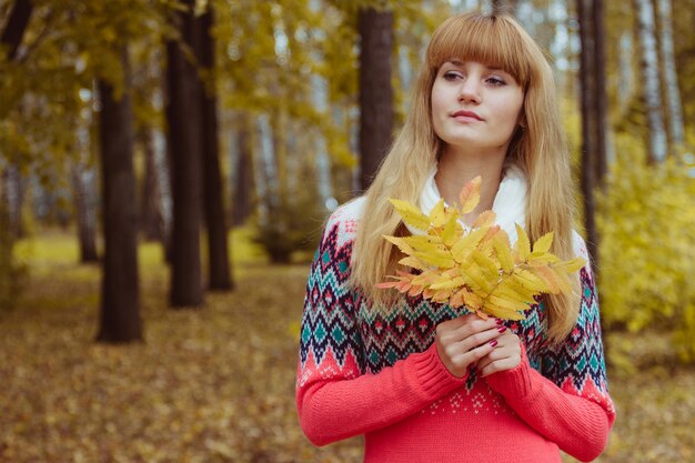 Mädchen im bunten Herbst des Parks