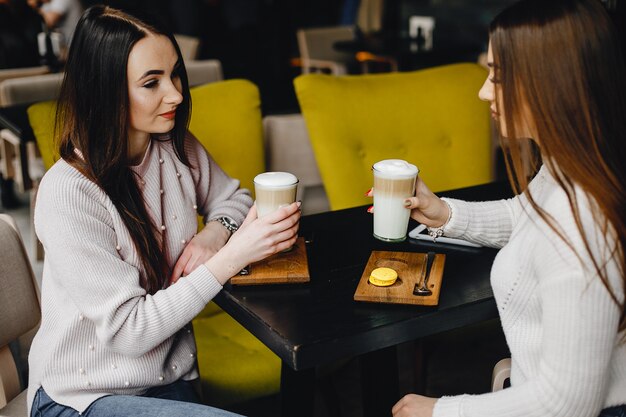 Mädchen im Café