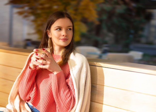 Mädchen im Cafégarten trinkt Kaffee