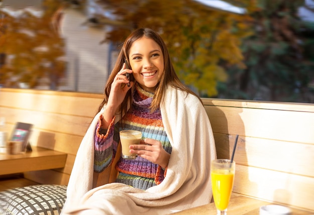 Mädchen im Cafégarten trinkt Kaffee