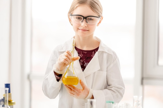 Mädchen im Chemieunterricht