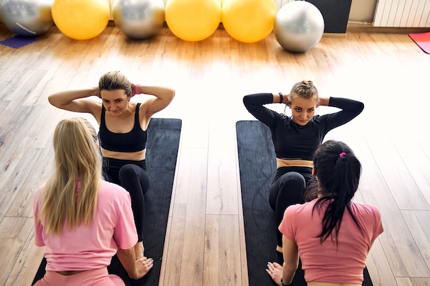 Mädchen im fitnessstudio, das übungen für die presseteamarbeit macht