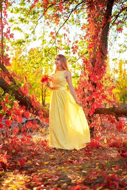 Mädchen im gelben Kleid Herbstlaub