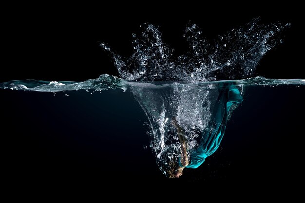 Mädchen im grünen Kleid unter Wasser. Gemischte Medien