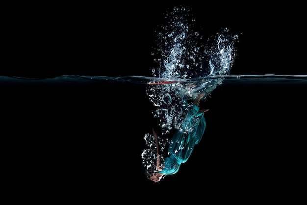 Foto mädchen im grünen kleid unter wasser. gemischte medien