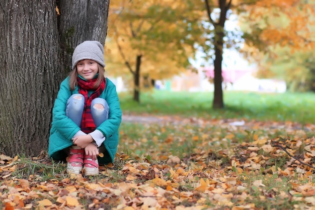 Mädchen im Herbst Park