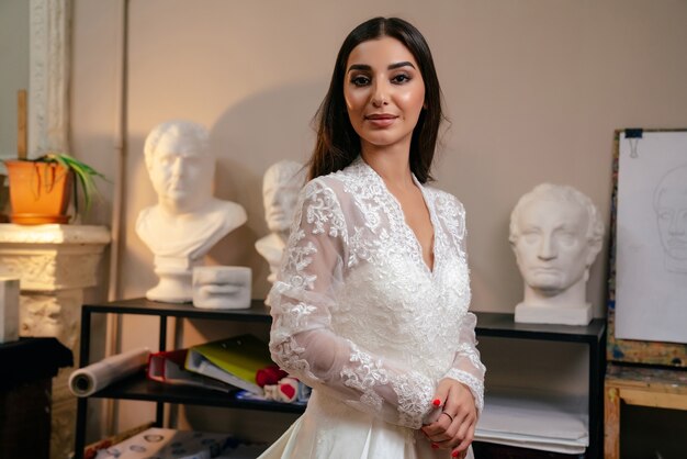 Mädchen im Hochzeitskleid-Modeporträt