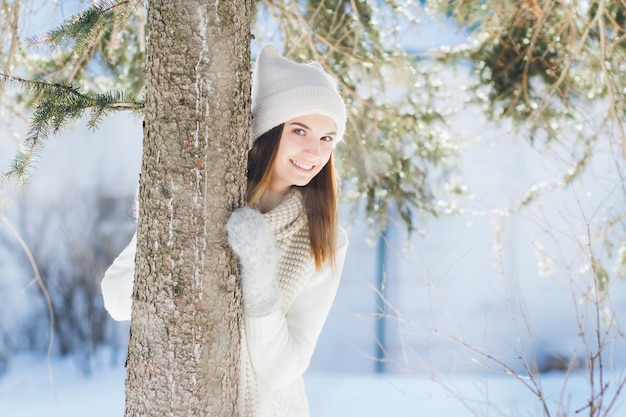 Mädchen im Hut und in den Handschuhen lächelnd im Winter