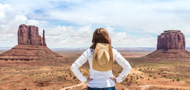 Mädchen im Monument Valley, Wüstenlandschaft