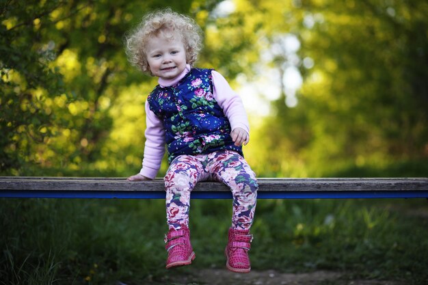 Mädchen im Park am Abend eines sonnigen Frühlingstages