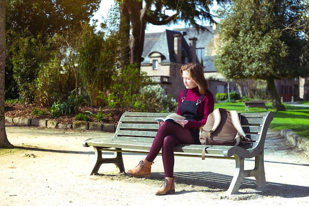 Mädchen im Park, das ein Buch liest