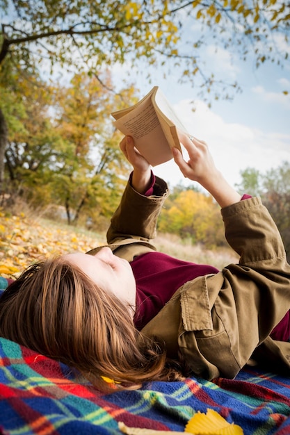 Mädchen im Park liest ein Buch