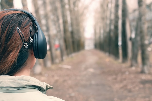 Mädchen im Park mit Kopfhörer