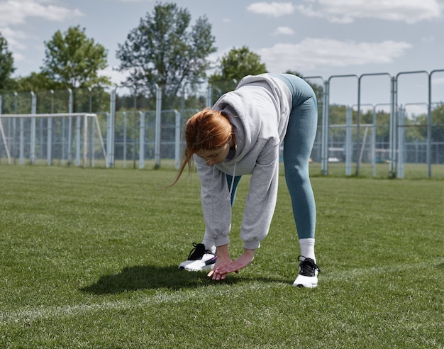 Foto mädchen im park treibt sport